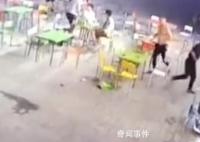 烧烤店主大喊屋内客人出来避险 地下轰隆隆响天上闪白光