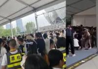 TFBOYS粉丝强冲安检门 直接将安检门整个冲垮