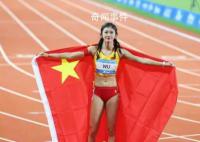 吴艳妮晒中国红六连拍 这一刻是属于我们