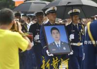 市民自发接冯振烈士回家 姐姐接过烈士冯振遗像泪流不止