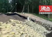 廊坊一村筑起防洪堤村内滴水未进 村外是齐腰深的浑浊洪水