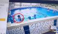 幼儿园女童被男教练强按水里惩戒 涉事男教练已被解聘