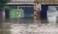 涿州华阳路洪水退去 拖走百辆水淹车