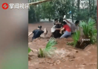 重庆景区突发山洪 游客水中抱树避险