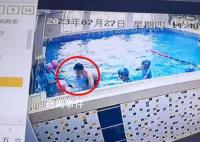 幼儿园女童被男教练强按水里惩戒 涉事男教练已被解聘