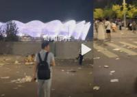 TFBOYS演唱会后馆外满地垃圾 因实在太多昨晚到现在都没有清理完