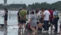 5名学生相约看海被卷入海中3人失联 几艘快艇和摩托艇正在展开搜索