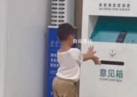小男孩医院角落一口气跳舞2小时 引发网友热议