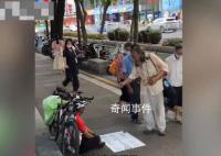 老人劝骑车乞讨男子脚踏实地挣钱 对此你怎么看