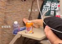 12306回应女子车厢内光脚踩桌板 可以让工作人员去协调