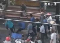 贵州一男子当街击倒城管 警方回应