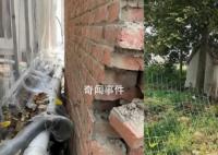 74岁爷爷老宅被养猪场拉铁网圈占 周围都是高度为1.7米的铁网