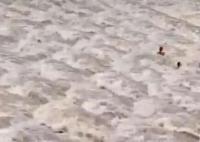 网红河道涨水 多人被冲走有人员伤亡