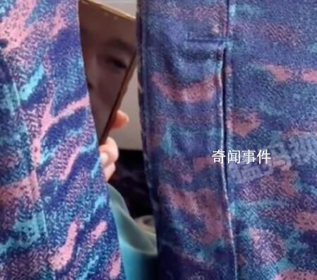 女子吐槽坐高铁被大爷举手机偷拍 从座椅缝隙中用手机屏幕偷窥