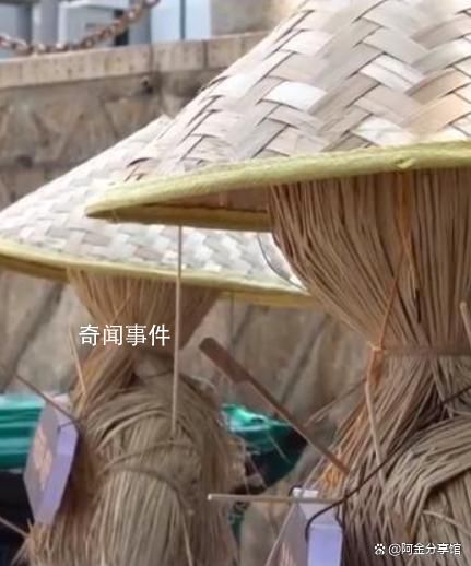 厦门一海滩用稻草人收烧烤签子 环卫人员会定时回收处理这些竹签