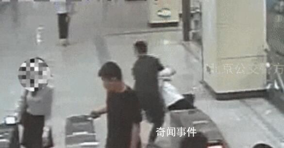 男子地铁偷拍被摁倒 吓得掰断手机