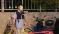 任泉街头蒙面直播 双手伸出却无人搭理