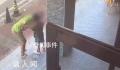 酒店广告牌有房被小孩改成有尸 这究竟是怎么回事