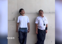 保安大叔指导林志颖拍照 两人还一起面对墙壁摆出搞怪的姿势