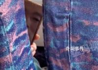 女子吐槽坐高铁被大爷举手机偷拍 从座椅缝隙中用手机屏幕偷窥