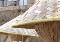 厦门一海滩用稻草人收烧烤签子 环卫人员会定时回收处理这些竹签