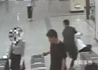 男子地铁偷拍被摁倒 吓得掰断手机