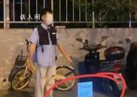 任泉街头蒙面直播 双手伸出却无人搭理