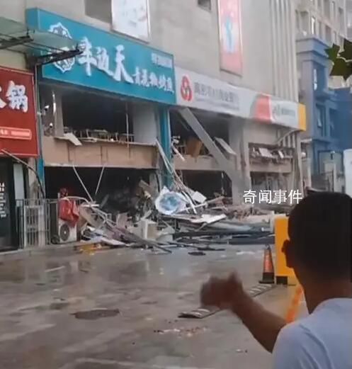 山东烤鱼店爆炸现场:气浪掀偏汽车