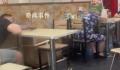 女生餐馆吃饭一抬头发现店家全午睡 山西人有午睡的习惯