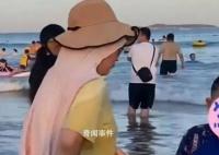 女子海边被男孩袭胸 还牵着妈妈的手