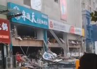 山东烤鱼店爆炸现场:气浪掀偏汽车