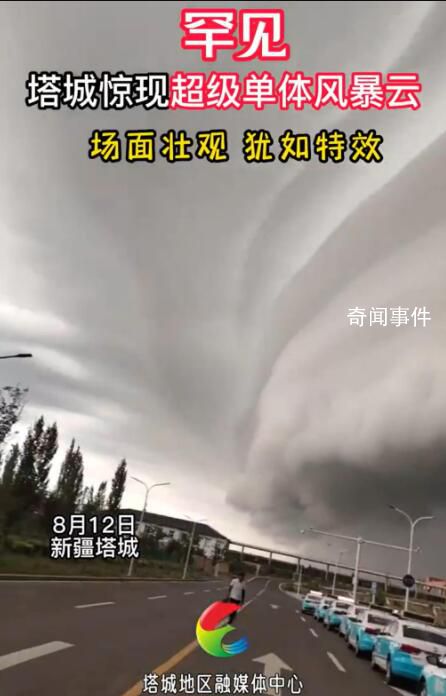 新疆出现超级单体风暴云 压迫感十足