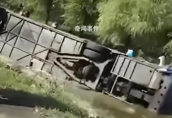 哈尔滨一载20多人客车翻进壕沟 有人员受伤