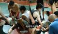 男子球场晕倒4名打球医生合力抢救 随后被120接走送往医院治疗