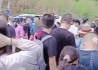 山西一景区游客聚集高喊退票 正在对此事起因进行调查