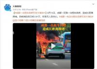 成都一出租车自燃引发大堵车 目前消防员已将火扑灭
