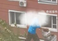 医院院长贪腐将成捆的现金提回家 引发了无数人的猜想和议论