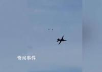 美国航展一战机坠毁 飞行员弹射逃生