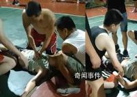 男子球场晕倒4名打球医生合力抢救 随后被120接走送往医院治疗
