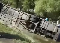 哈尔滨一载20多人客车翻进壕沟 有人员受伤