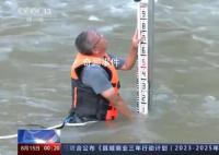 他们是暴雨中的逆行者 连夜坚守一线