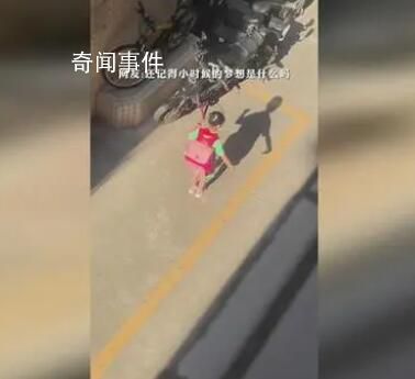 女孩在清晨的阳光下对着影子跳舞 仿佛整个世界都是她的舞台