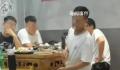 女子回应泼邻桌男饮料 店家：男子被泼后笑嘻嘻