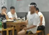 女子回应泼邻桌男饮料 店家：男子被泼后笑嘻嘻