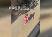 女孩在清晨的阳光下对着影子跳舞 仿佛整个世界都是她的舞台