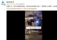 夫妻卖完烧烤用洗衣粉清洗路面 害怕路人会摔倒这样清爽点