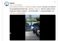 烈士周昆训安葬现场妻子哭到晕厥 千人捧花送别英雄最后一程