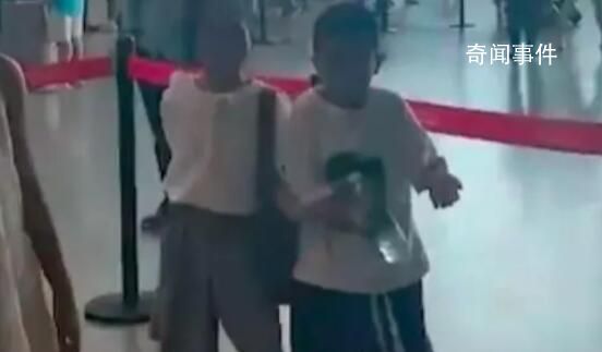 女子称带3娃买4张票登机被拒 引发网友热议