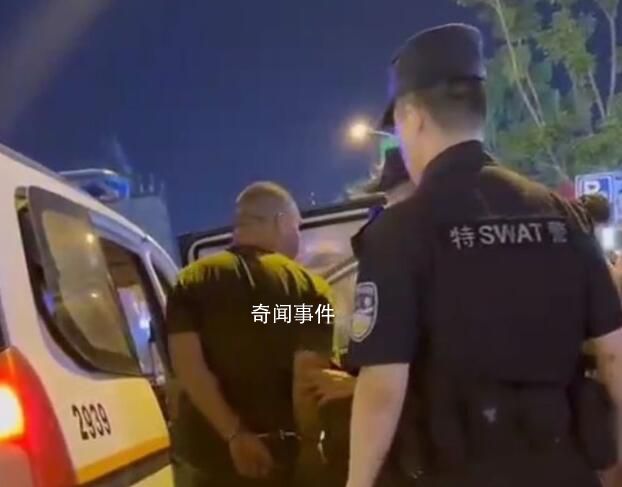 河南男子深夜当街开车门抢小孩 被路过的热心群众控制