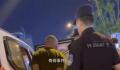 河南男子深夜当街开车门抢小孩 被路过的热心群众控制